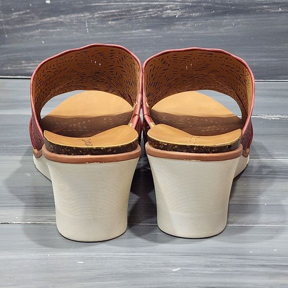 Baretraps Barb Wedge Sandals Size 10 M Chili Red Round Toe Slip On Slide - Picture 8 of 14